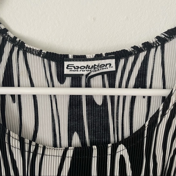 black and white swirl top 🕸 - Picture 3 of 3